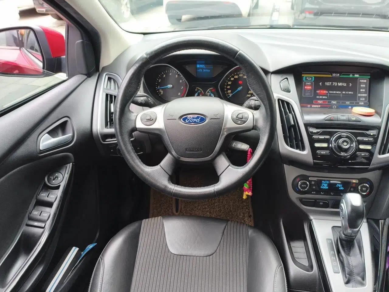 Ford Focus 2012 Hatchback 1.6L Automatic Fashion Edition — миниатюра 10