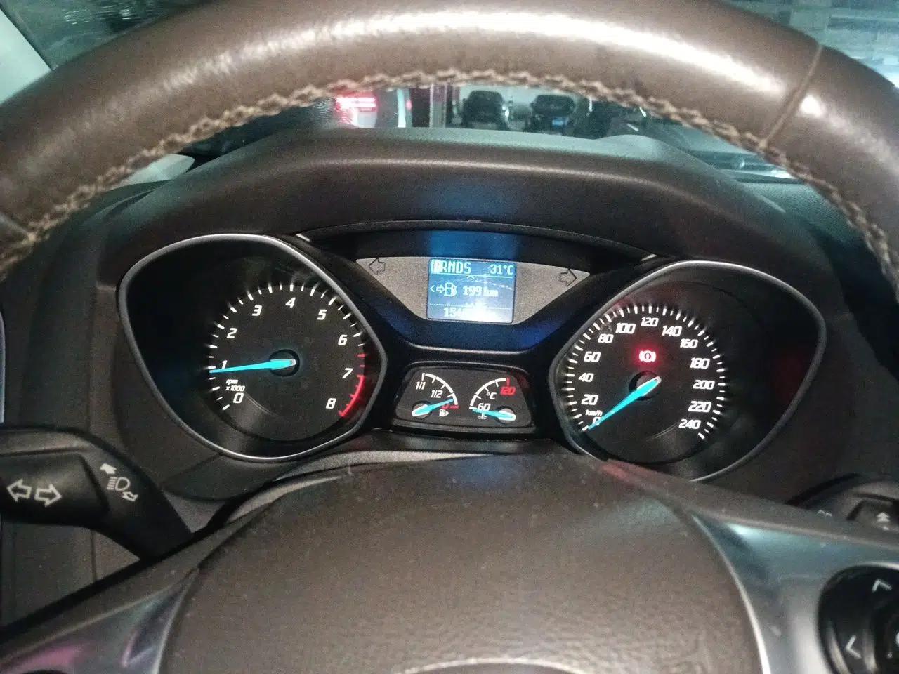Ford Focus 2012 Sedan 1.6L Automatic Fashion Edition — миниатюра 11