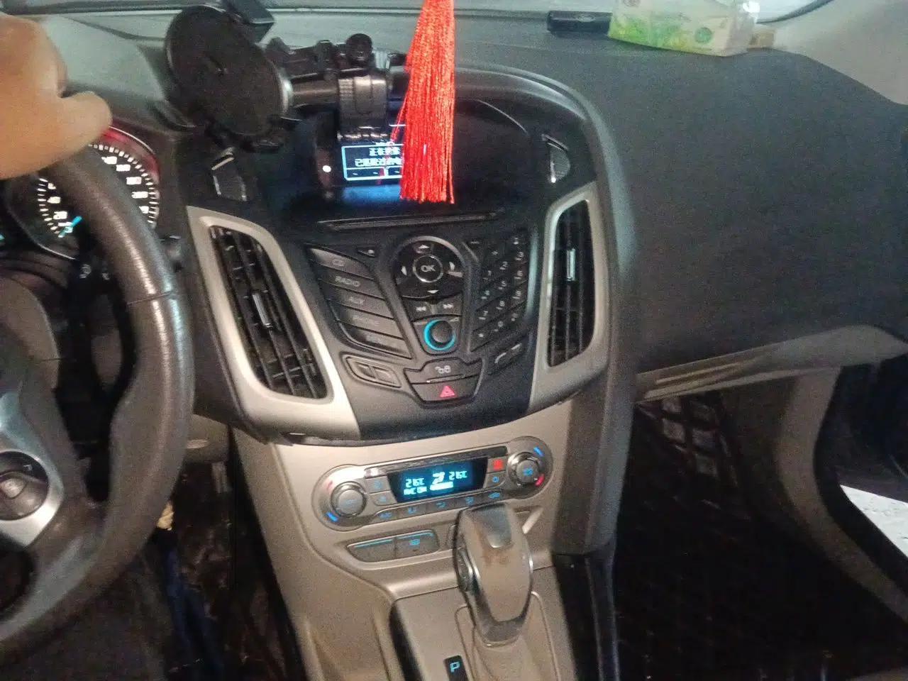 Ford Focus 2012 Sedan 1.6L Automatic Fashion Edition — миниатюра 13