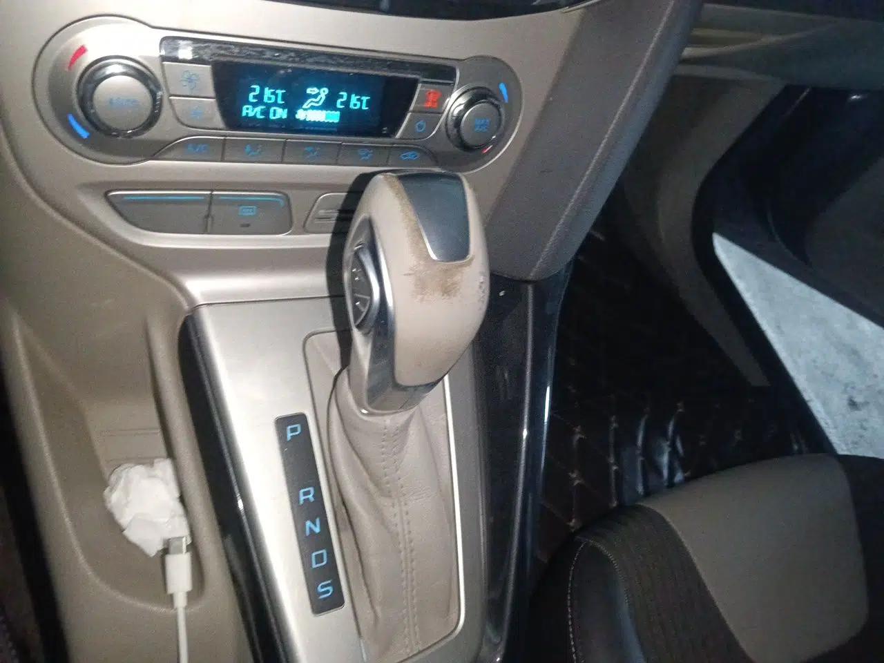 Ford Focus 2012 Sedan 1.6L Automatic Fashion Edition — миниатюра 14
