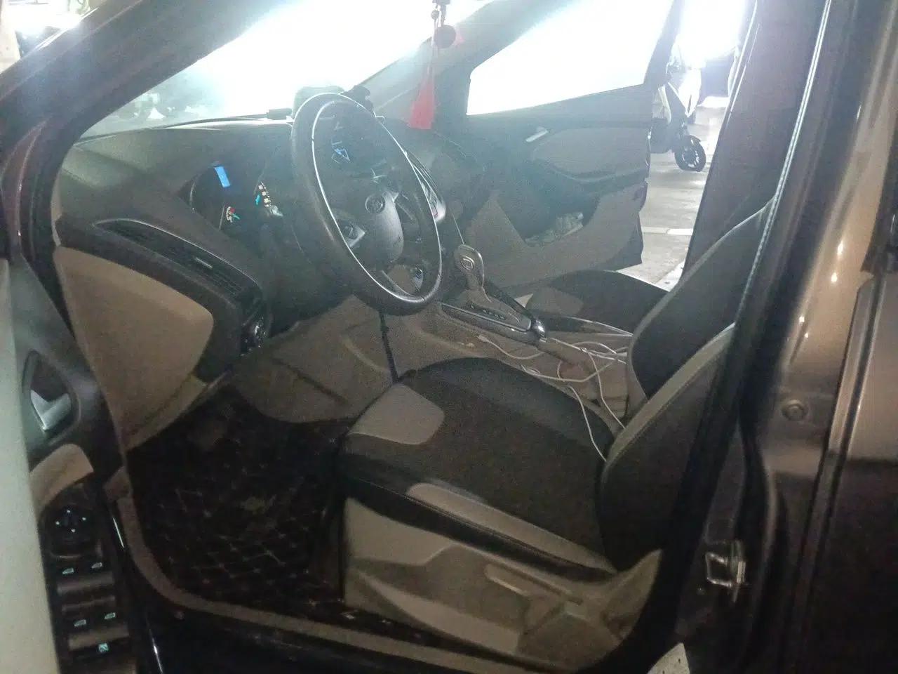 Ford Focus 2012 Sedan 1.6L Automatic Fashion Edition — миниатюра 15