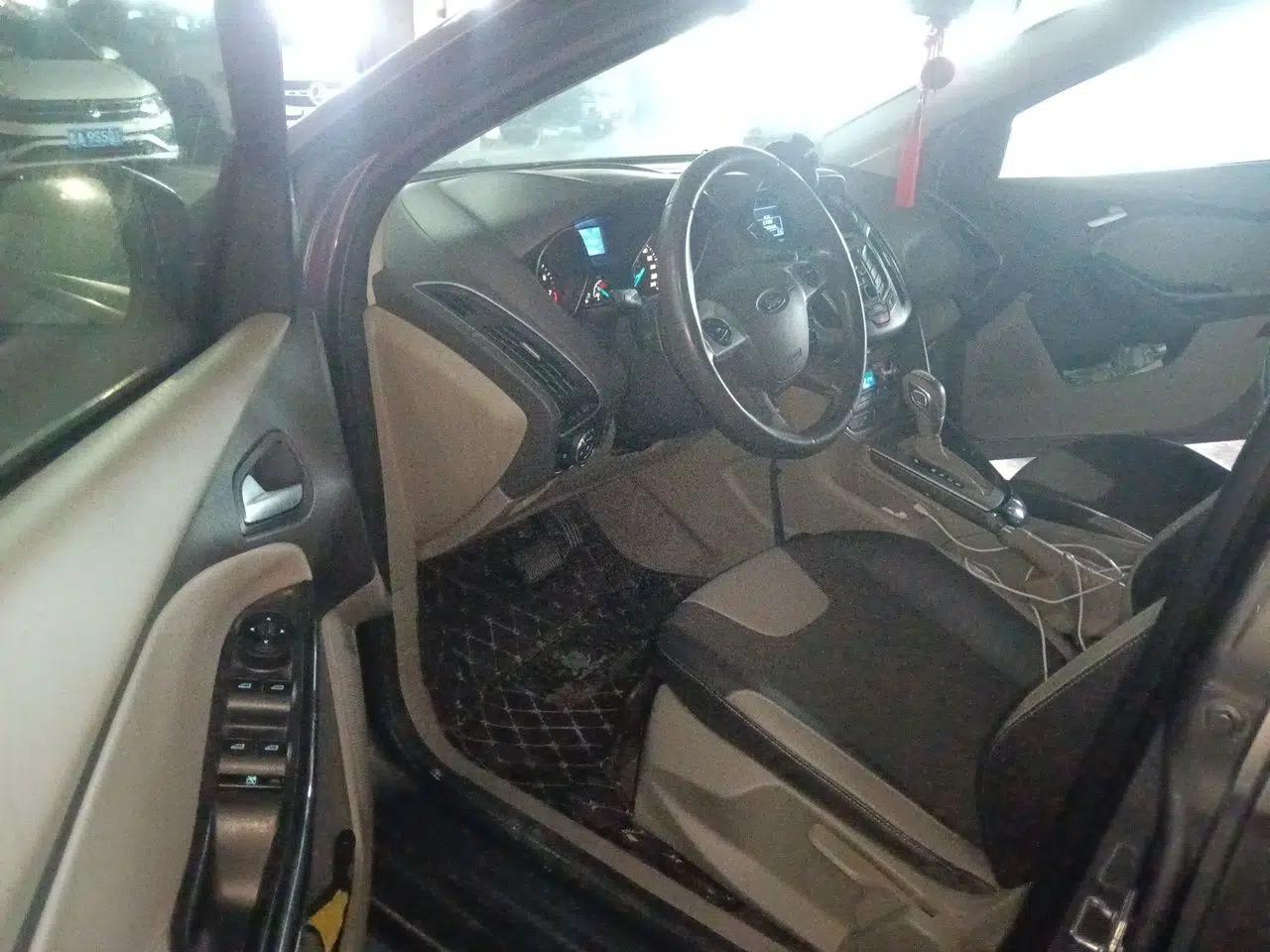 Ford Focus 2012 Sedan 1.6L Automatic Fashion Edition — миниатюра 16
