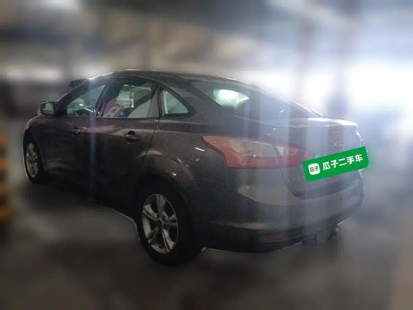 Ford Focus 2012 Sedan 1.6L Automatic Fashion Edition — миниатюра 4