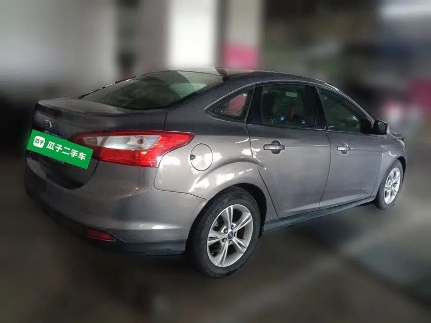 Ford Focus 2012 Sedan 1.6L Automatic Fashion Edition — миниатюра 5