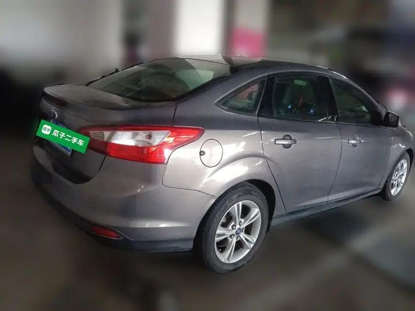 Ford Focus 2012 Sedan 1.6L Automatic Fashion Edition — миниатюра 6