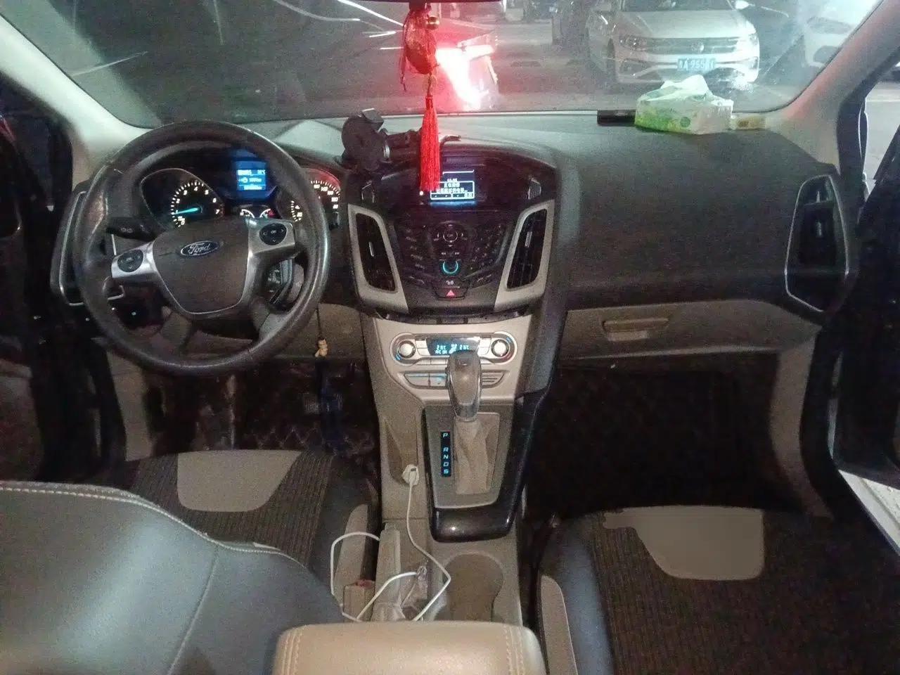 Ford Focus 2012 Sedan 1.6L Automatic Fashion Edition — миниатюра 9