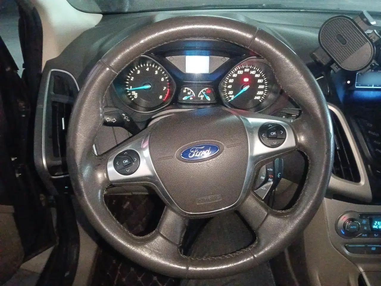 Ford Focus 2012 Sedan 1.6L Automatic Fashion Edition — миниатюра 10