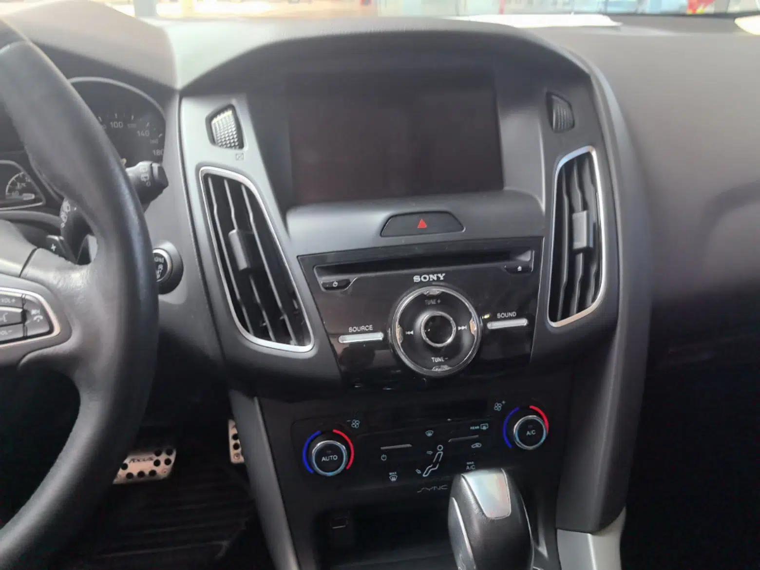 Ford Focus 2015 Hatchback EcoBoost 180 Automatic Sport Model — миниатюра 15