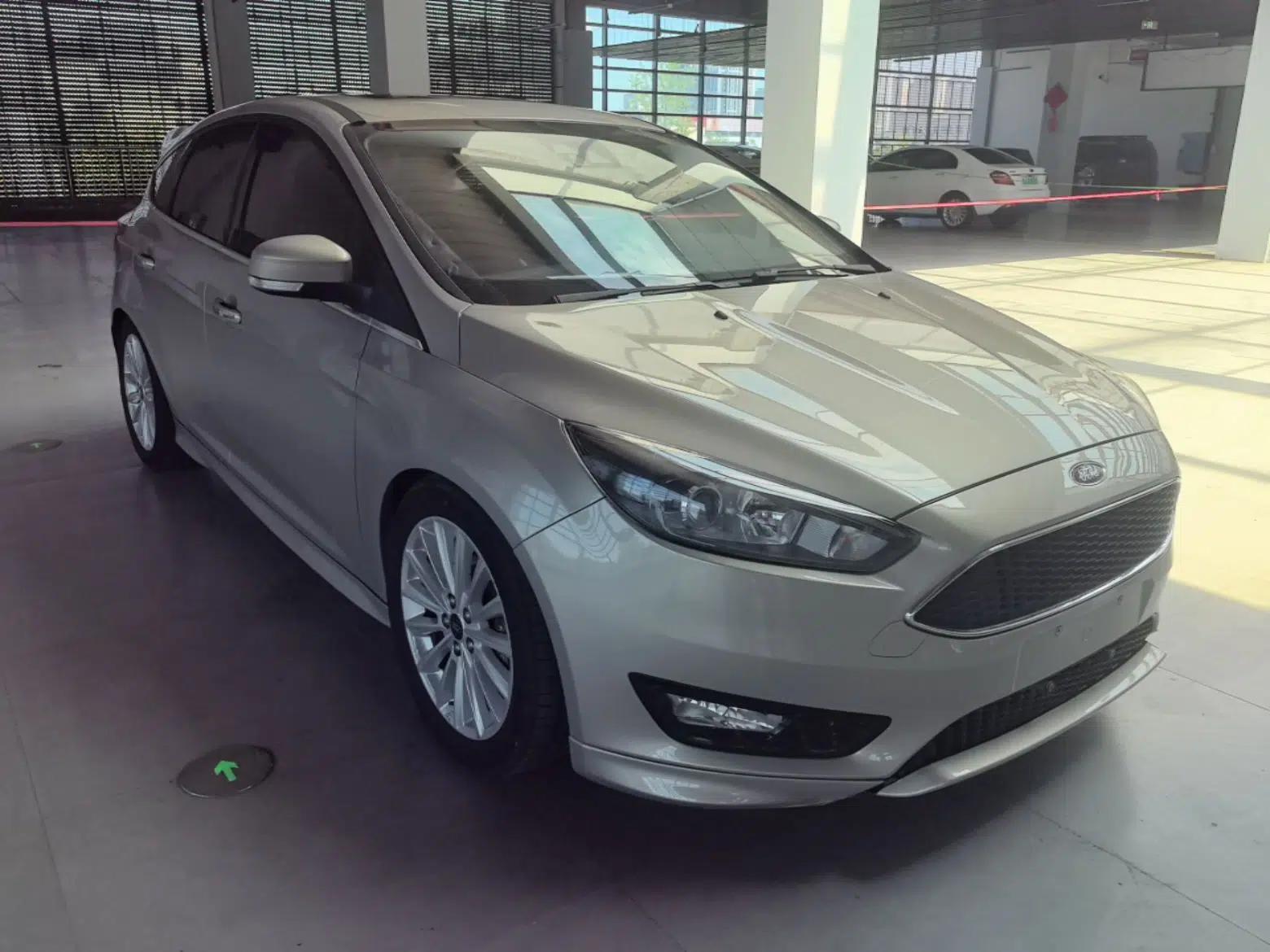 Ford Focus 2015 Hatchback EcoBoost 180 Automatic Sport Model — миниатюра 3