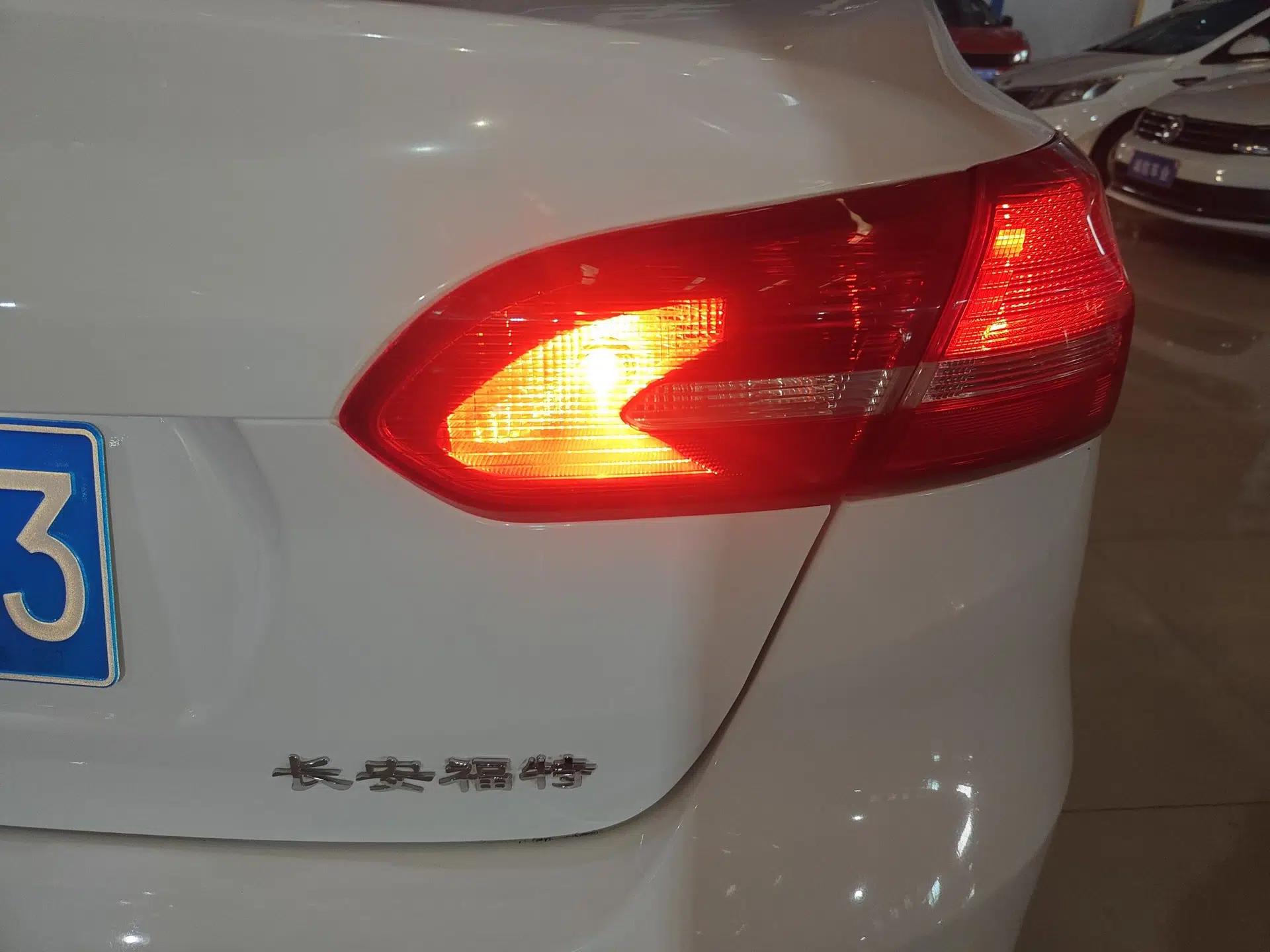 Ford Focus 2017 Sedan 1.6L Automatic Fashion Edition Smart Drive Version — миниатюра 14