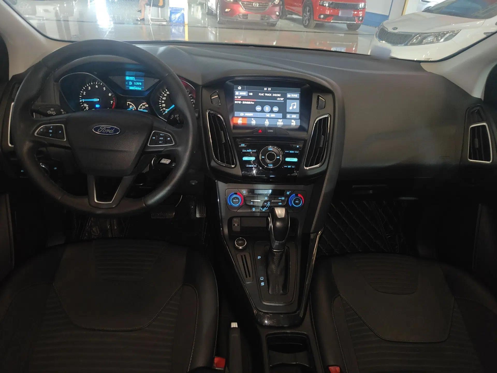 Ford Focus 2017 Sedan 1.6L Automatic Fashion Edition Smart Drive Version — миниатюра 17