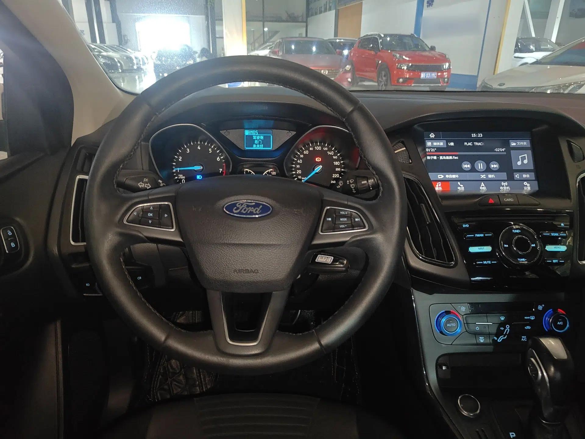 Ford Focus 2017 Sedan 1.6L Automatic Fashion Edition Smart Drive Version — миниатюра 18