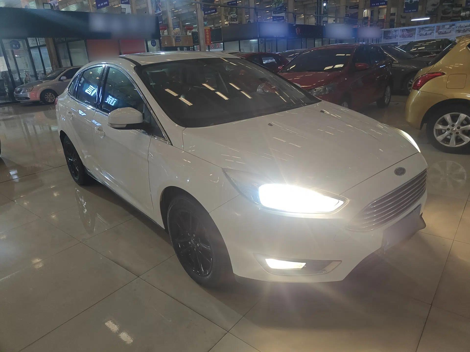 Ford Focus 2017 Sedan 1.6L Automatic Fashion Edition Smart Drive Version — миниатюра 3
