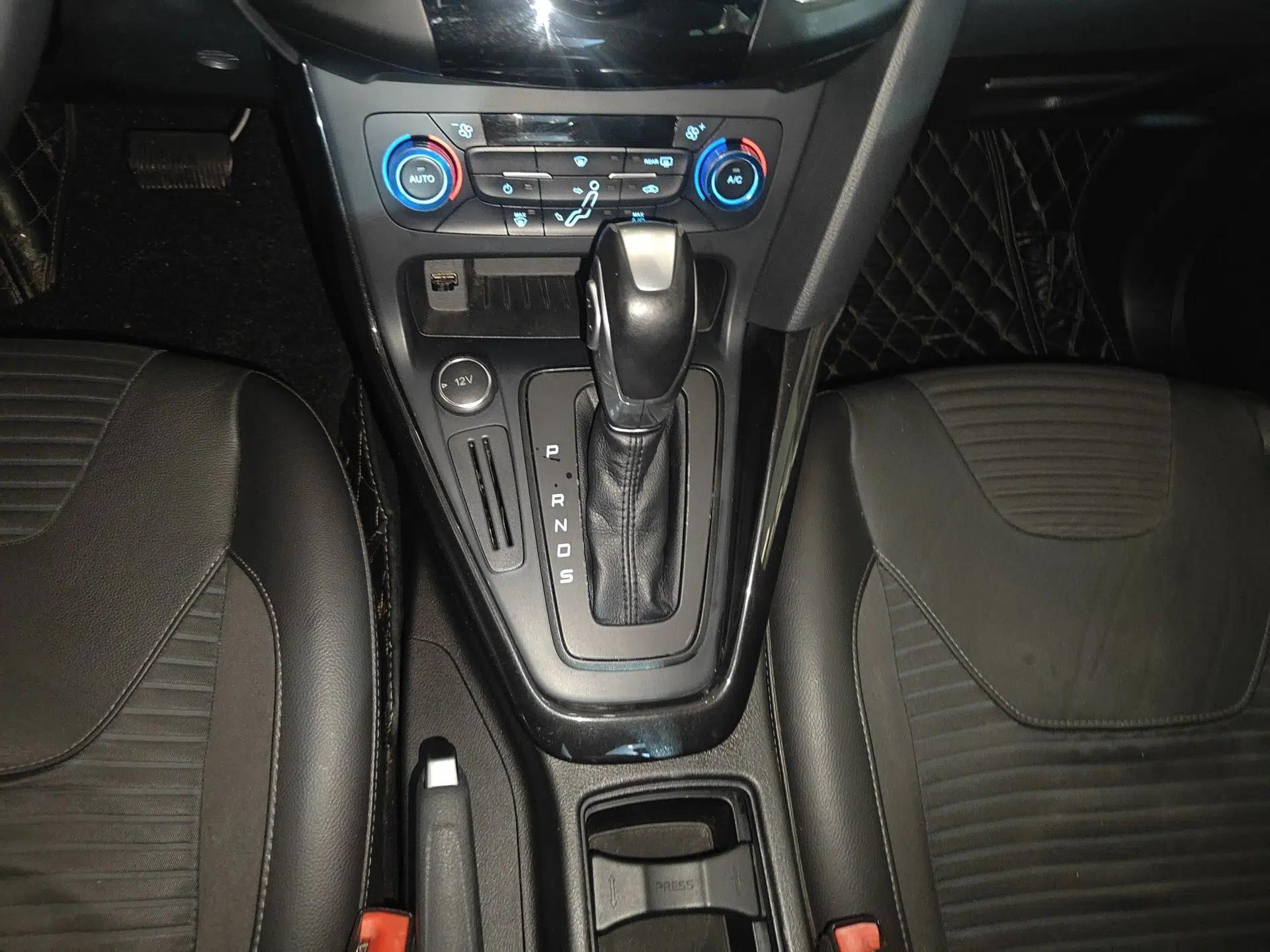 Ford Focus 2017 Sedan 1.6L Automatic Fashion Edition Smart Drive Version — миниатюра 21