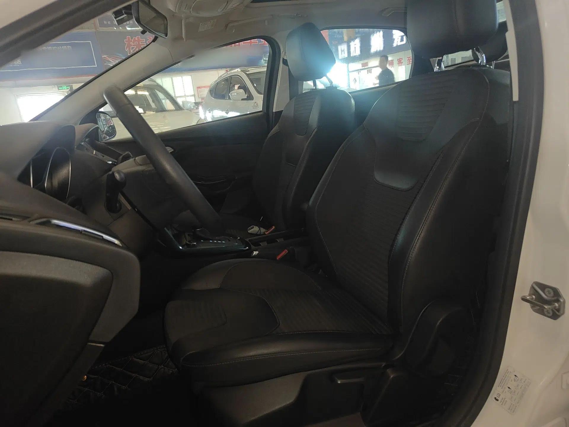 Ford Focus 2017 Sedan 1.6L Automatic Fashion Edition Smart Drive Version — миниатюра 22