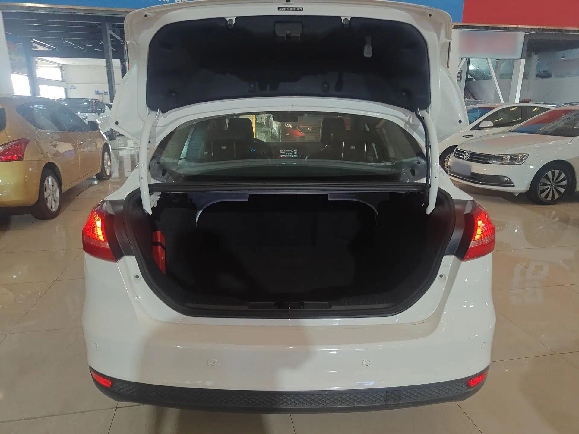 Ford Focus 2017 Sedan 1.6L Automatic Fashion Edition Smart Drive Version — миниатюра 27