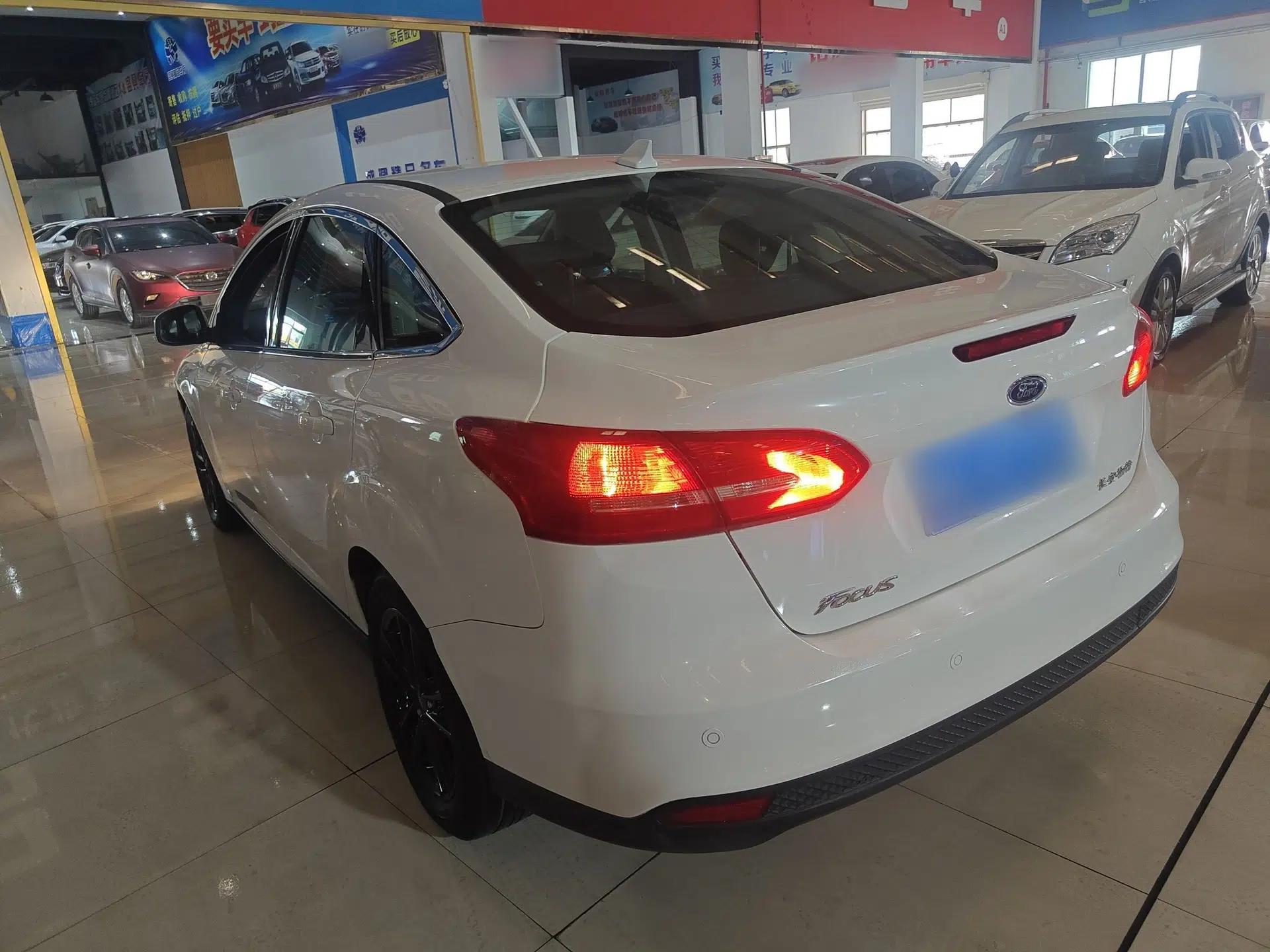 Ford Focus 2017 Sedan 1.6L Automatic Fashion Edition Smart Drive Version — миниатюра 4