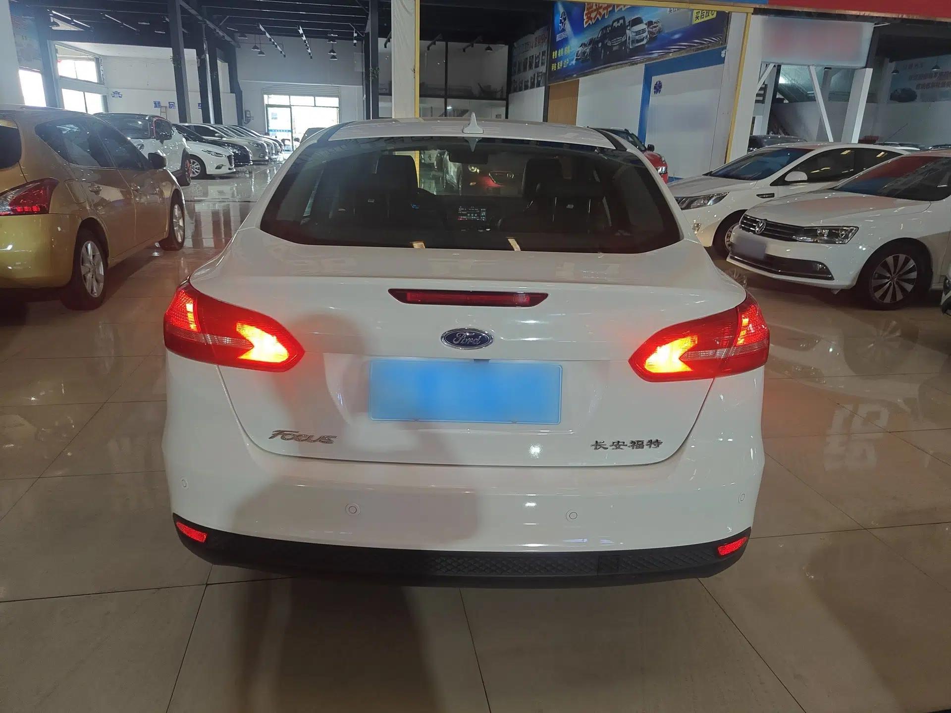 Ford Focus 2017 Sedan 1.6L Automatic Fashion Edition Smart Drive Version — миниатюра 5