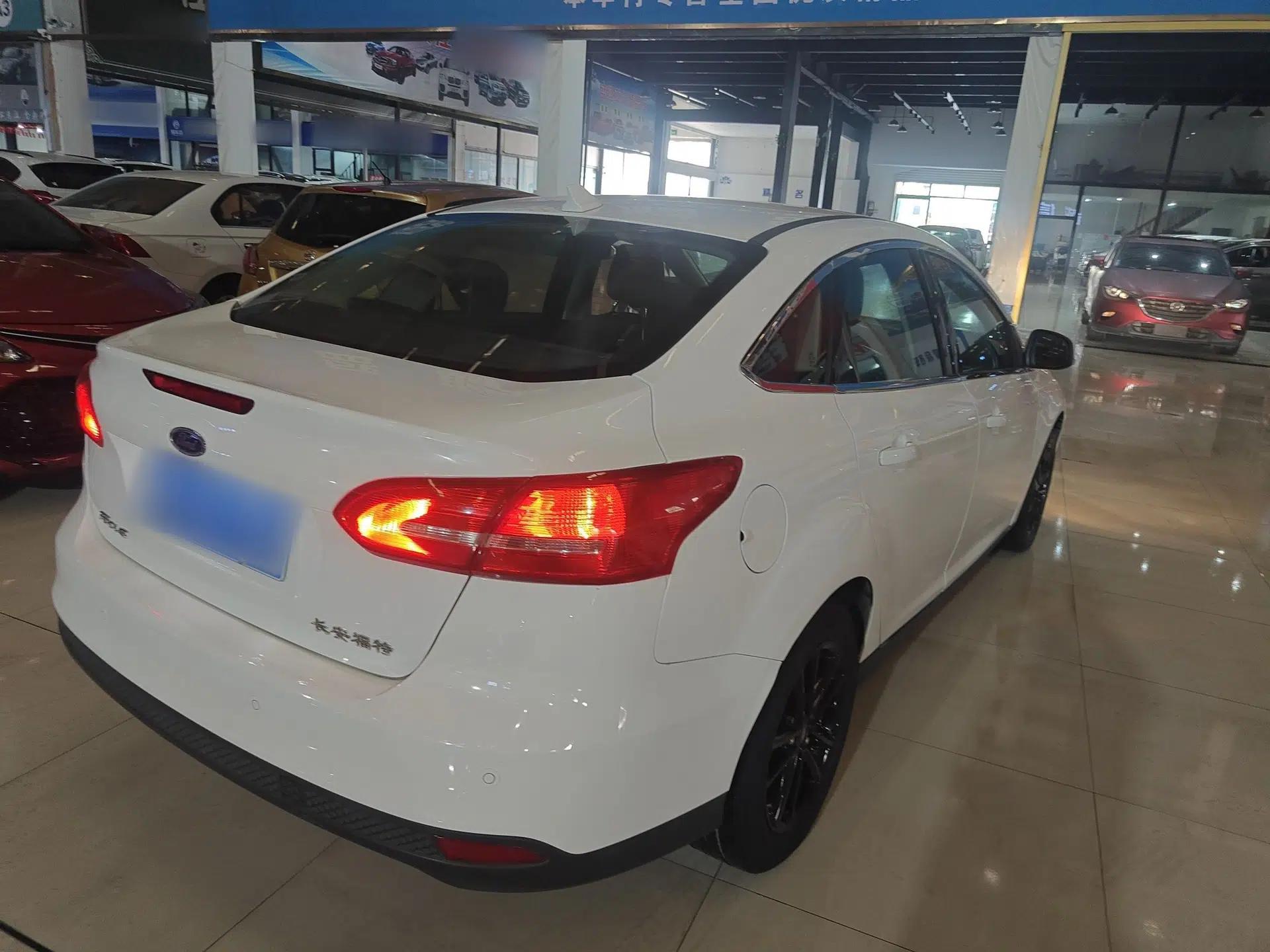 Ford Focus 2017 Sedan 1.6L Automatic Fashion Edition Smart Drive Version — миниатюра 6