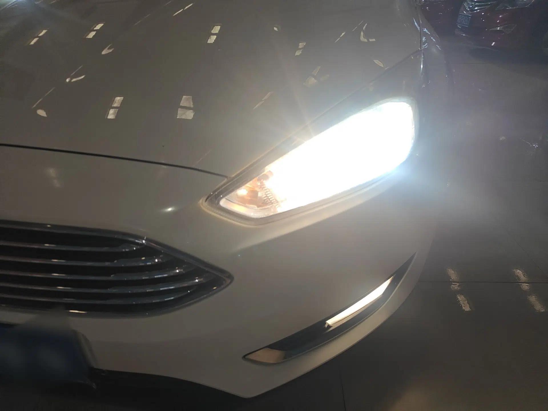 Ford Focus 2017 Sedan 1.6L Automatic Fashion Edition Smart Drive Version — миниатюра 8