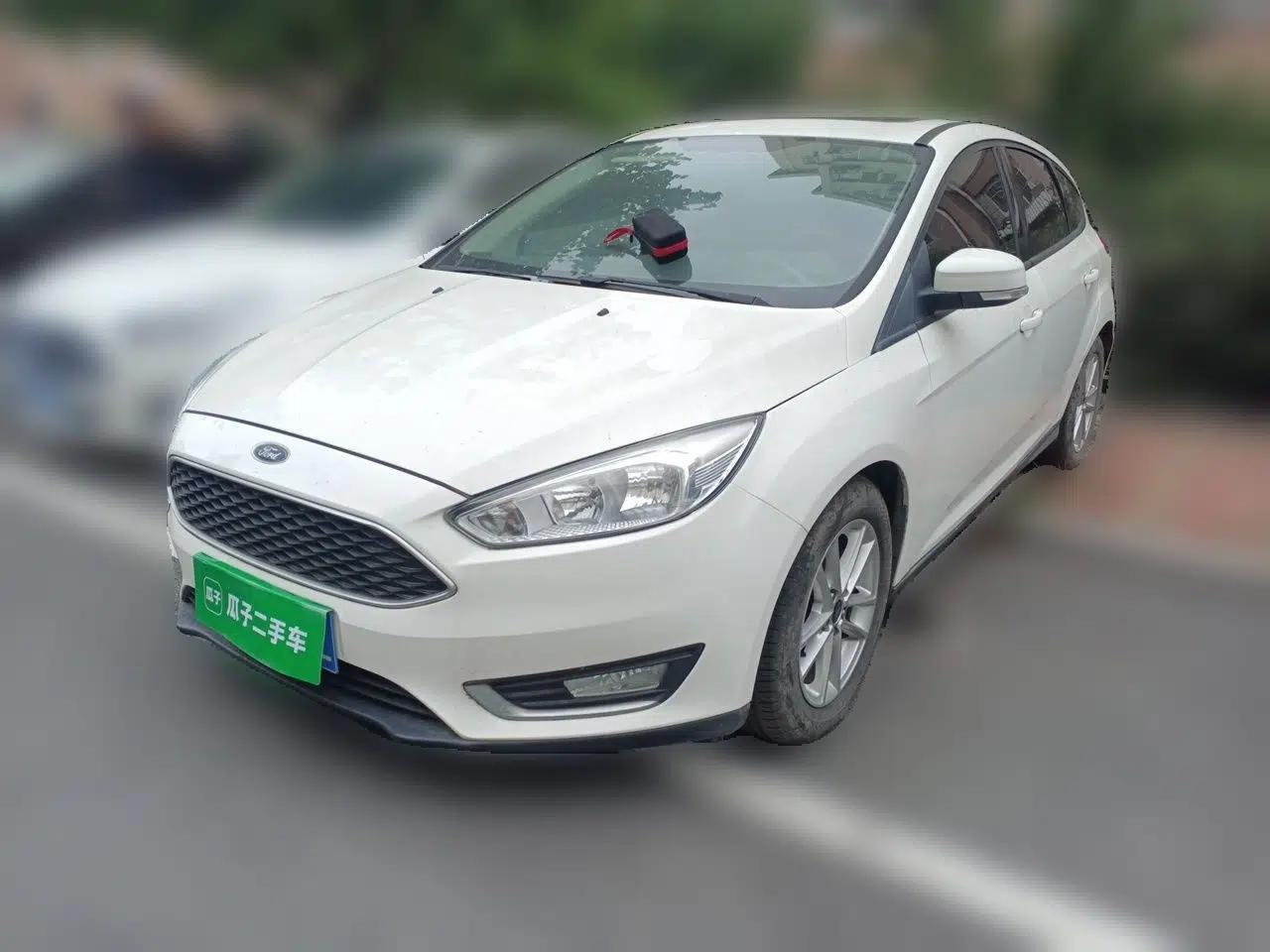 Ford Focus 2015 Hatchback EcoBoost 125 Manual – Ultra-Style Edition — миниатюра 1