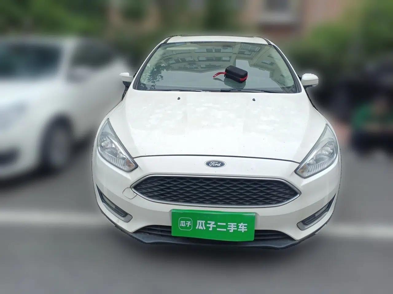 Ford Focus 2015 Hatchback EcoBoost 125 Manual – Ultra-Style Edition — миниатюра 2