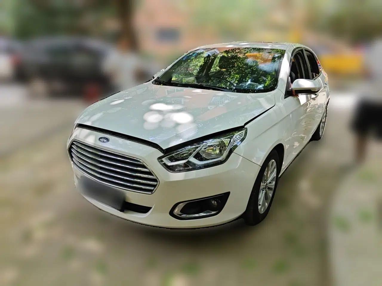 Ford Escort 2015 1.5L Automatic Fashion Model — миниатюра 1