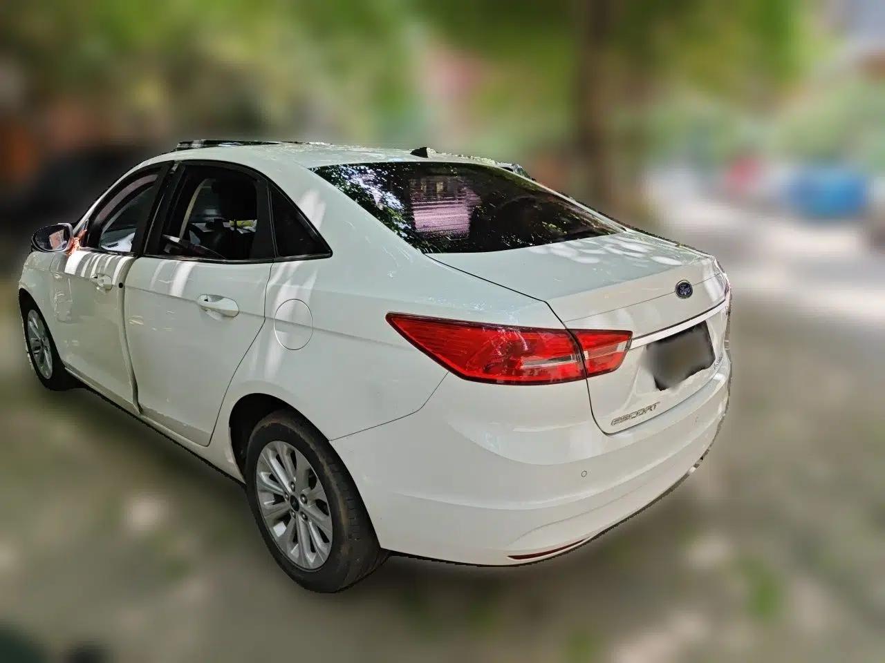 Ford Escort 2015 1.5L Automatic Fashion Model — миниатюра 4