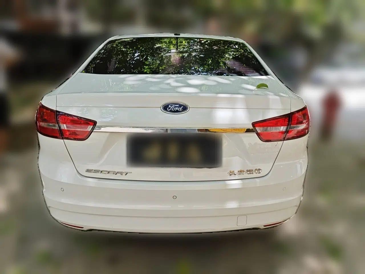 Ford Escort 2015 1.5L Automatic Fashion Model — миниатюра 5