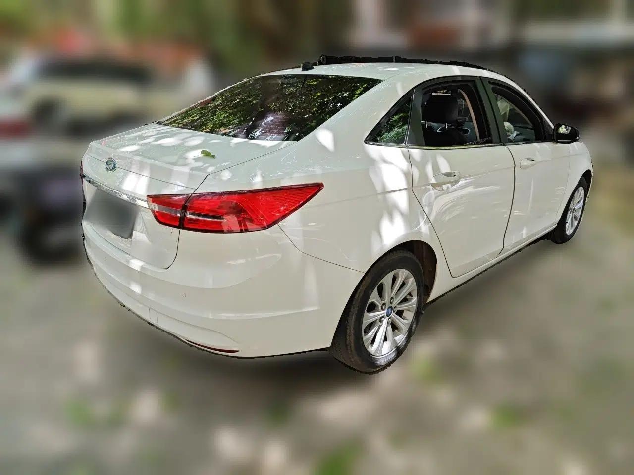 Ford Escort 2015 1.5L Automatic Fashion Model — миниатюра 6