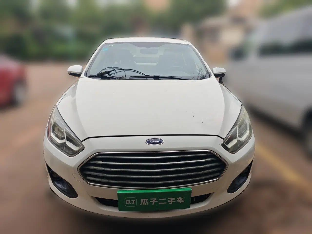 Ford Escort 2015 1.5L Automatic Comfort Edition — миниатюра 2