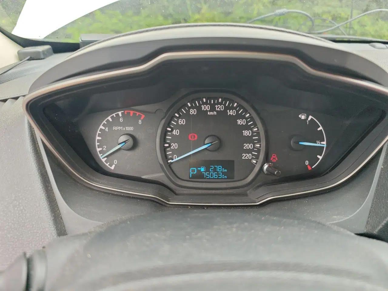 Ford Escort 2015 1.5L Automatic Comfort Edition — миниатюра 11