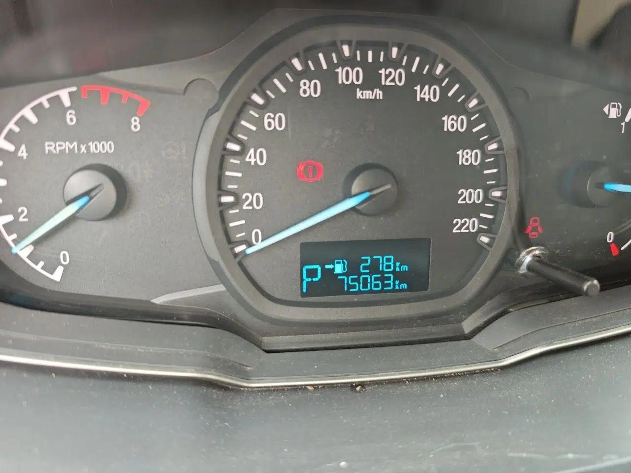 Ford Escort 2015 1.5L Automatic Comfort Edition — миниатюра 12