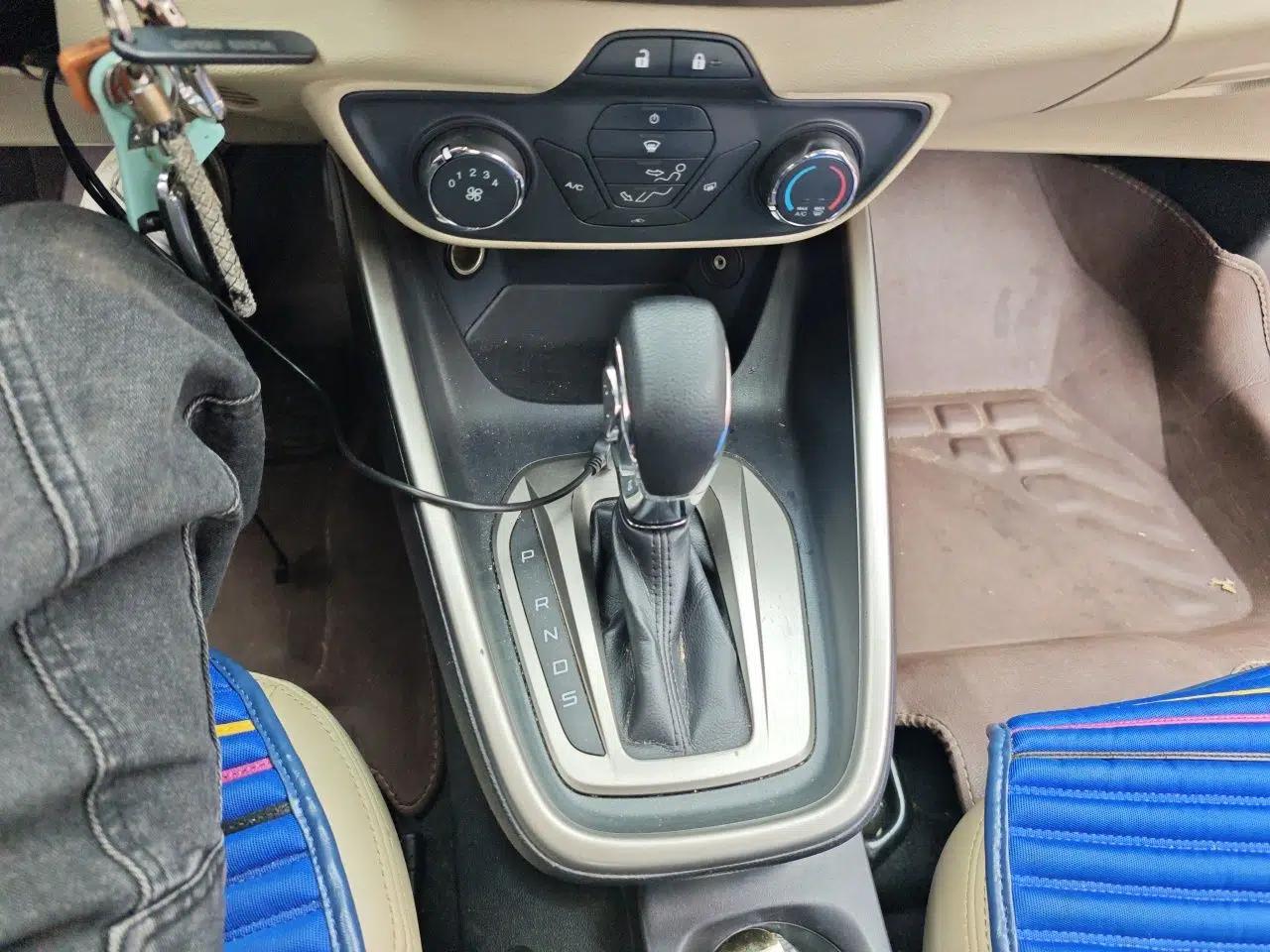 Ford Escort 2015 1.5L Automatic Comfort Edition — миниатюра 14