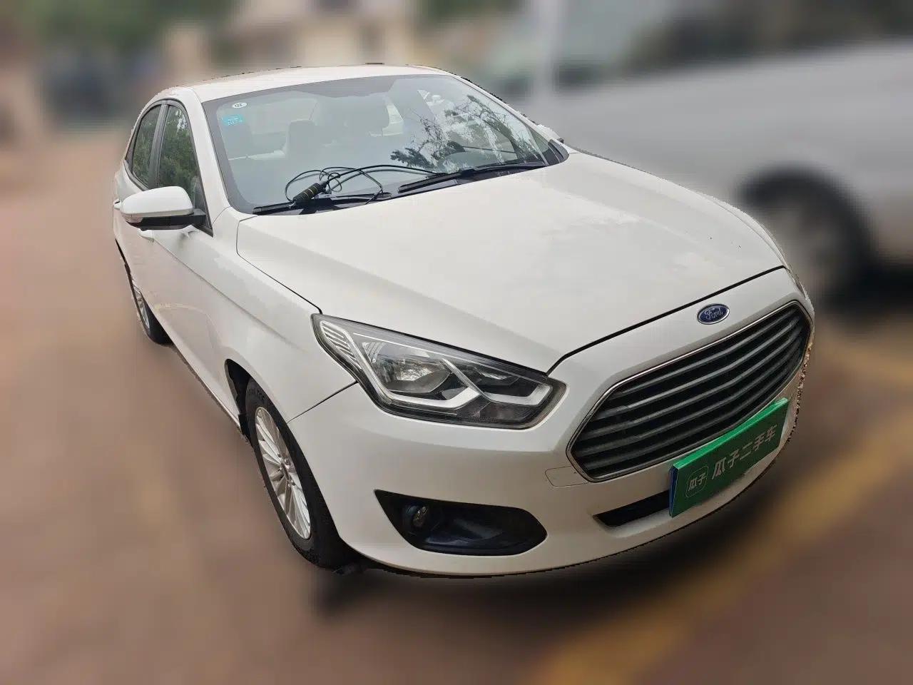 Ford Escort 2015 1.5L Automatic Comfort Edition — миниатюра 3