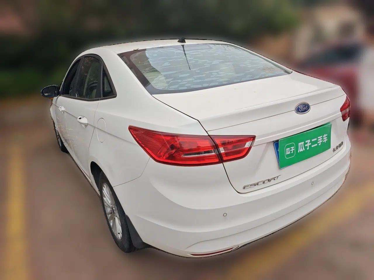 Ford Escort 2015 1.5L Automatic Comfort Edition — миниатюра 4