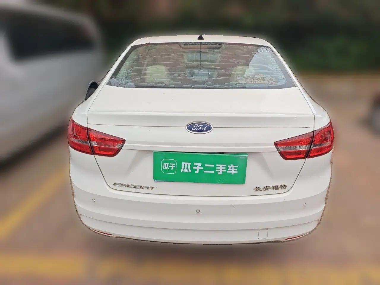 Ford Escort 2015 1.5L Automatic Comfort Edition — миниатюра 5