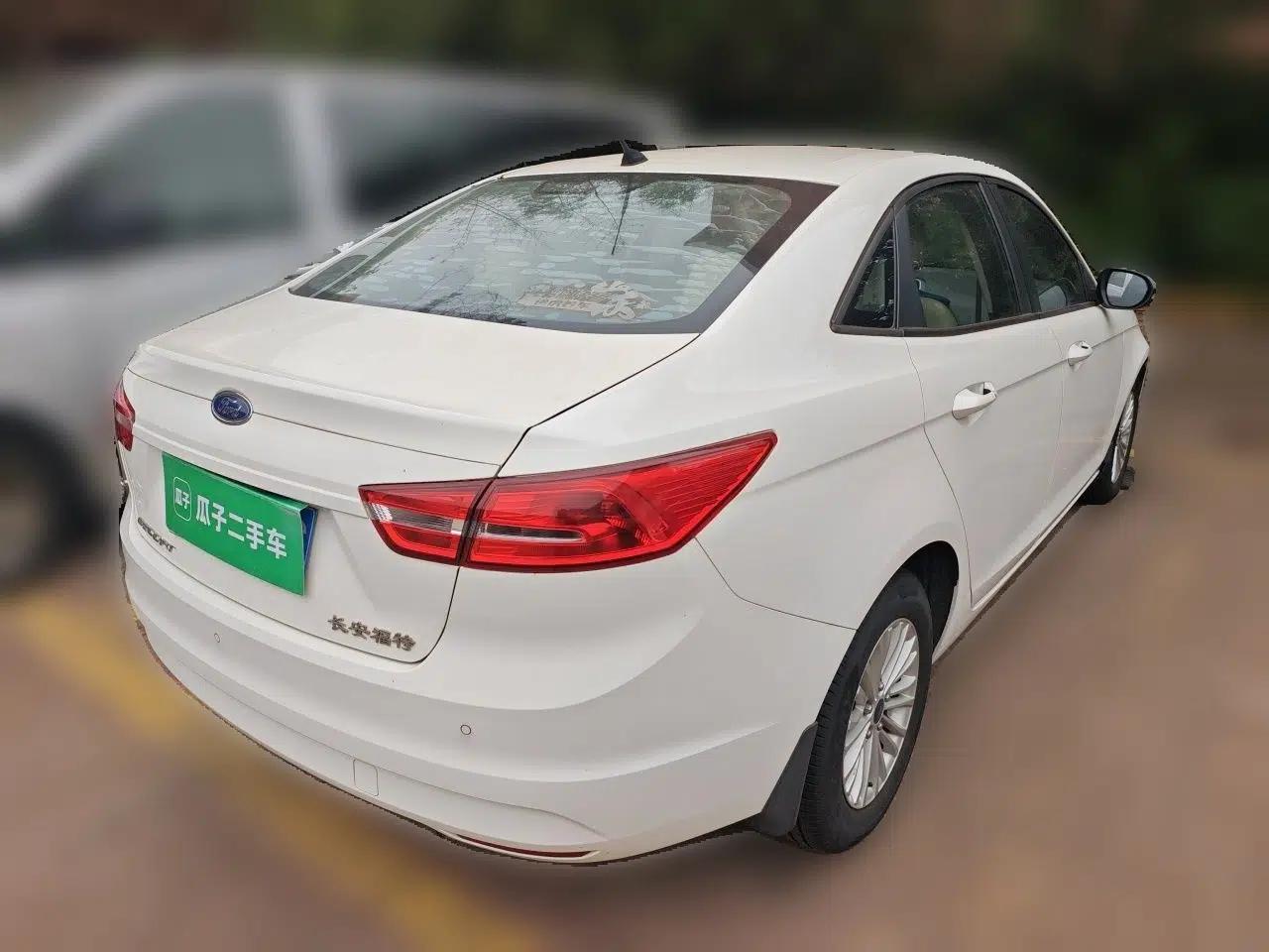 Ford Escort 2015 1.5L Automatic Comfort Edition — миниатюра 6