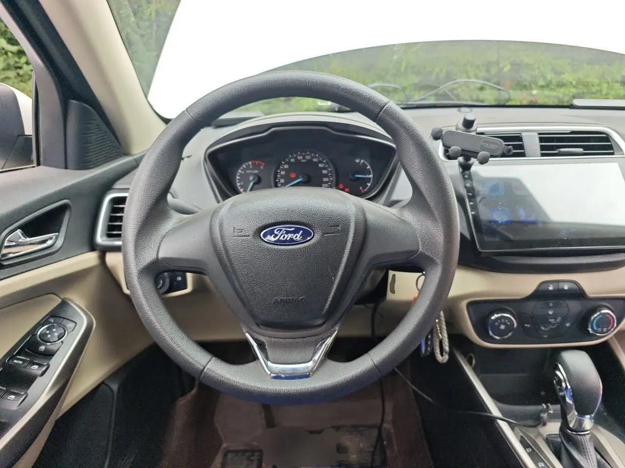 Ford Escort 2015 1.5L Automatic Comfort Edition — миниатюра 10