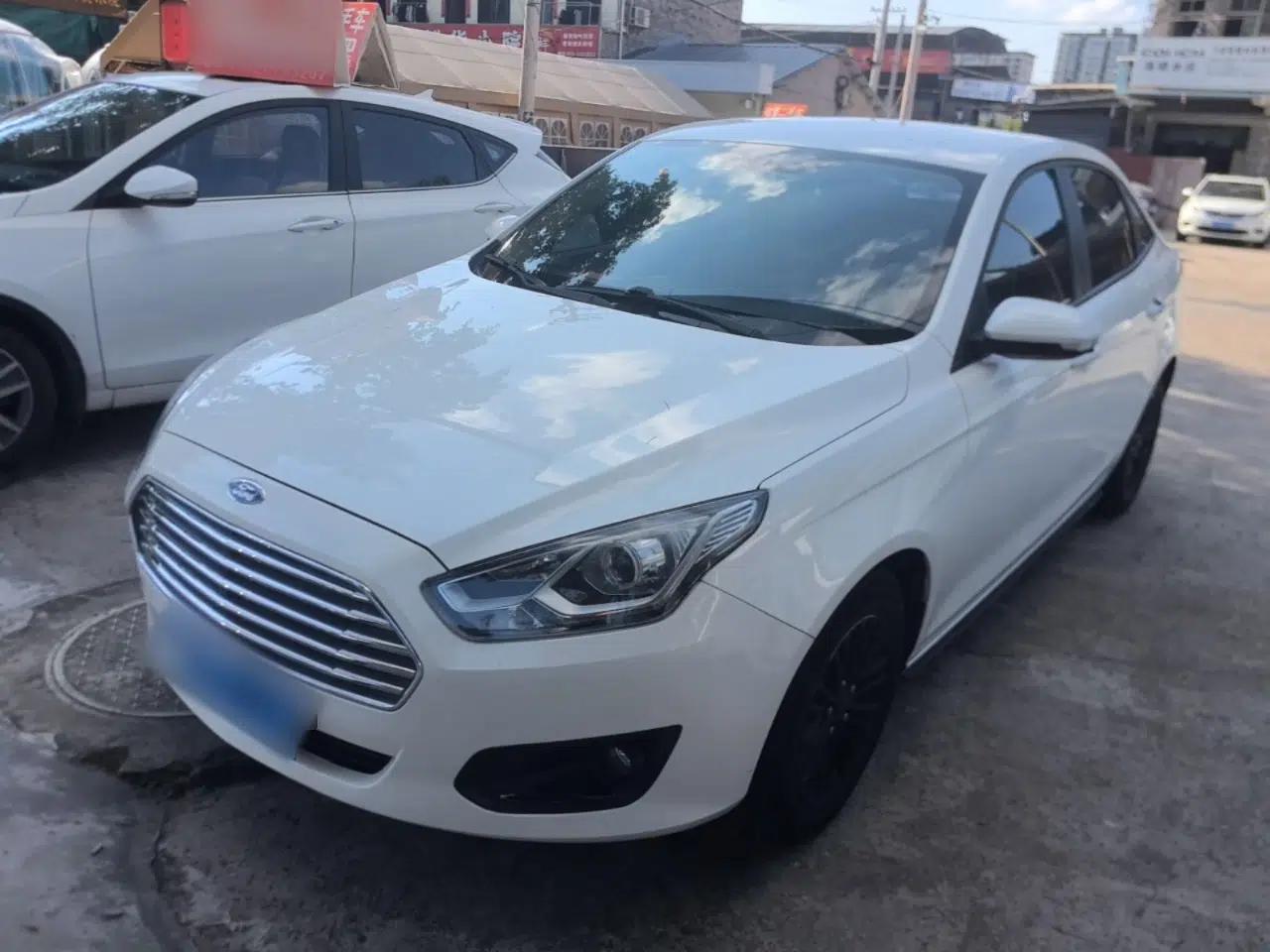 Ford Escort 2015 1.5L Manual Comfort Model — миниатюра 1