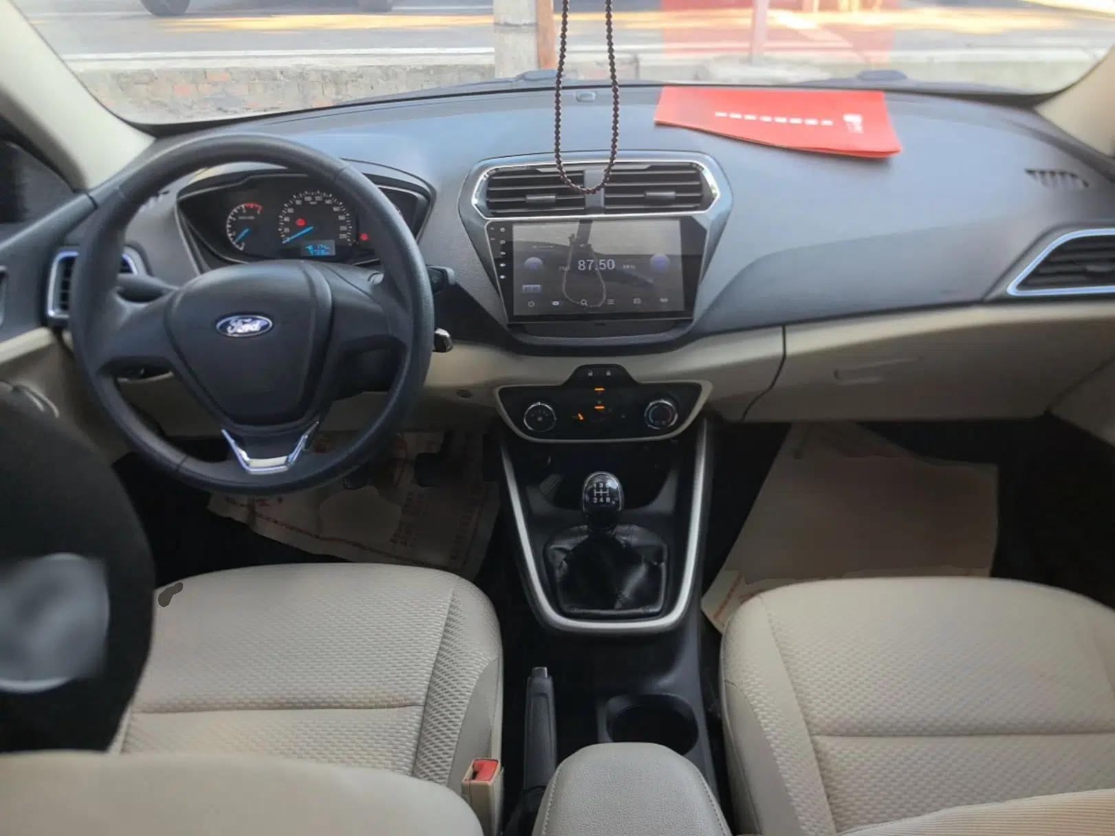 Ford Escort 2015 1.5L Manual Comfort Model — миниатюра 12