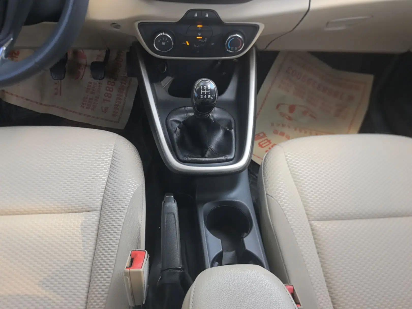 Ford Escort 2015 1.5L Manual Comfort Model — миниатюра 16