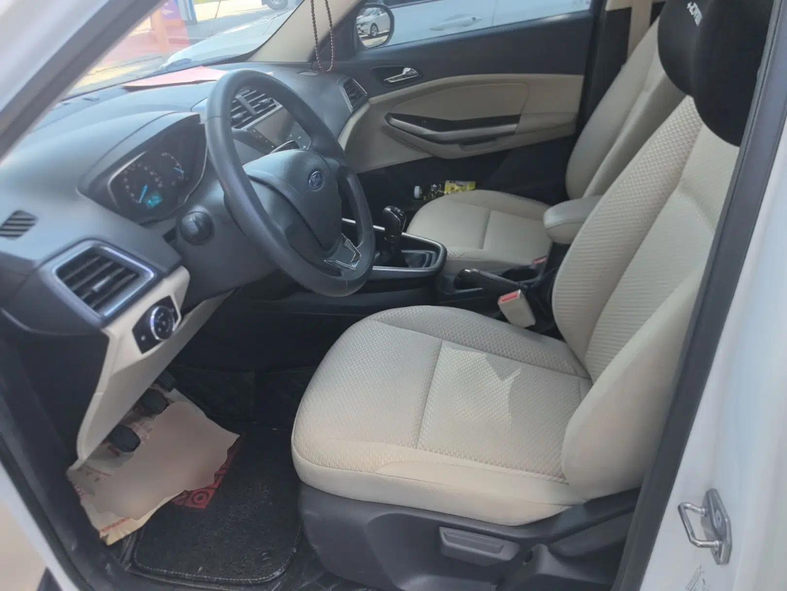 Ford Escort 2015 1.5L Manual Comfort Model — миниатюра 17