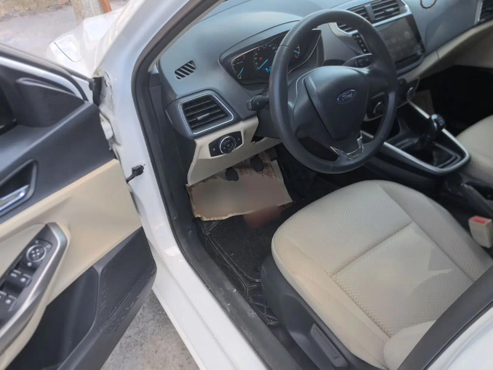 Ford Escort 2015 1.5L Manual Comfort Model — миниатюра 18