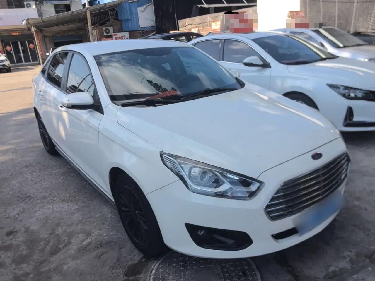 Ford Escort 2015 1.5L Manual Comfort Model — миниатюра 3