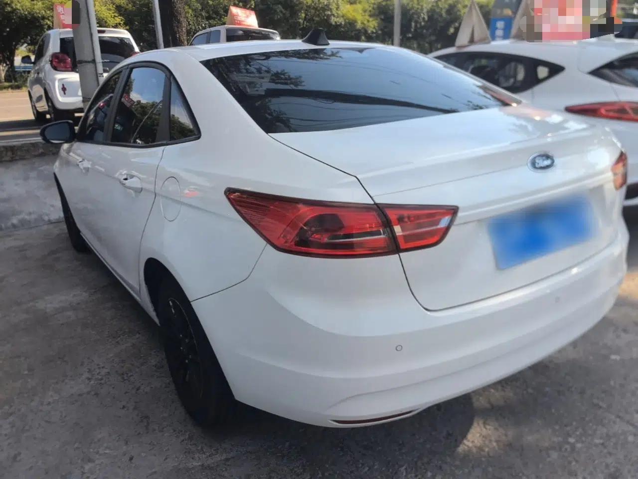 Ford Escort 2015 1.5L Manual Comfort Model — миниатюра 4