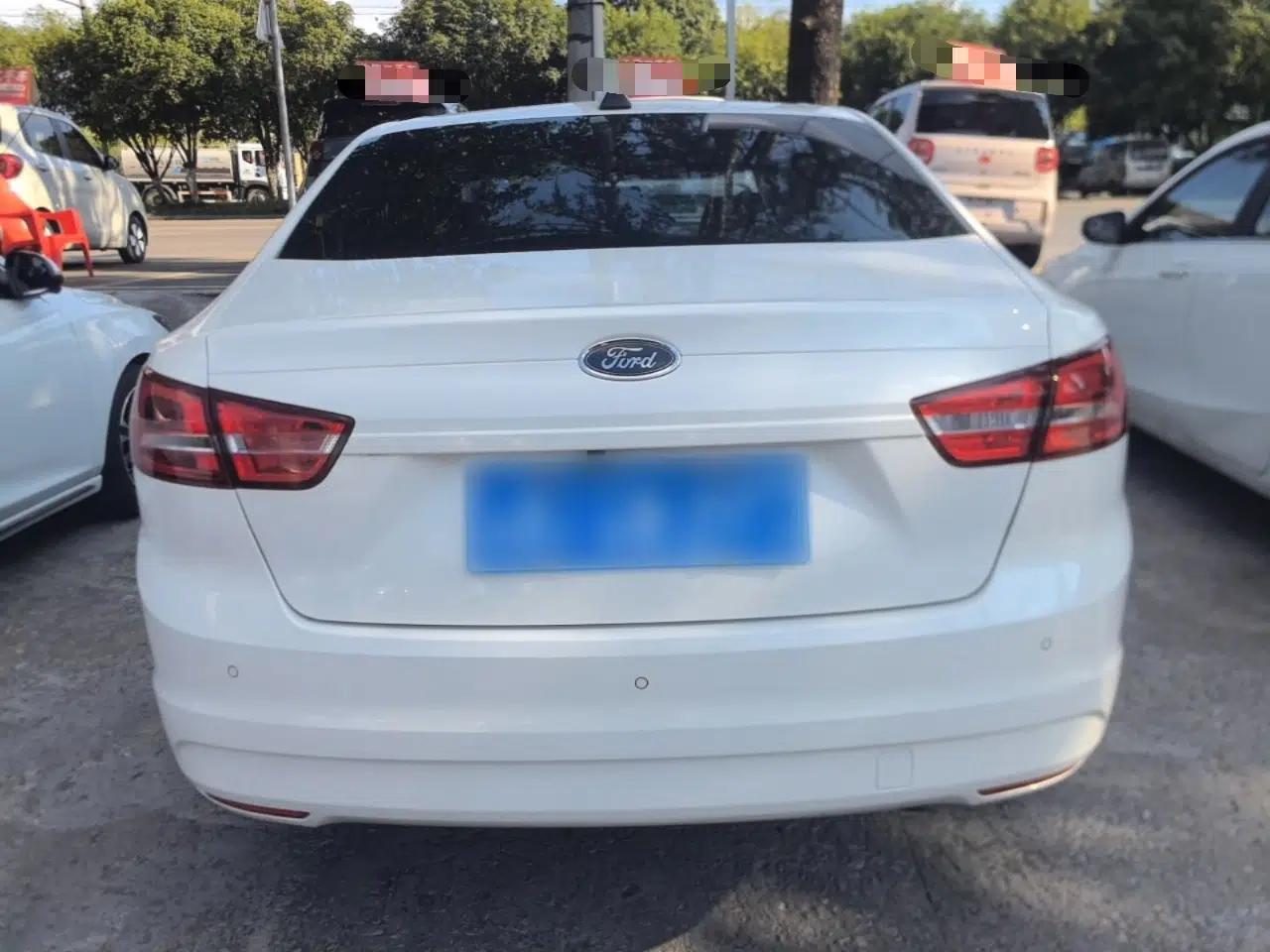 Ford Escort 2015 1.5L Manual Comfort Model — миниатюра 5