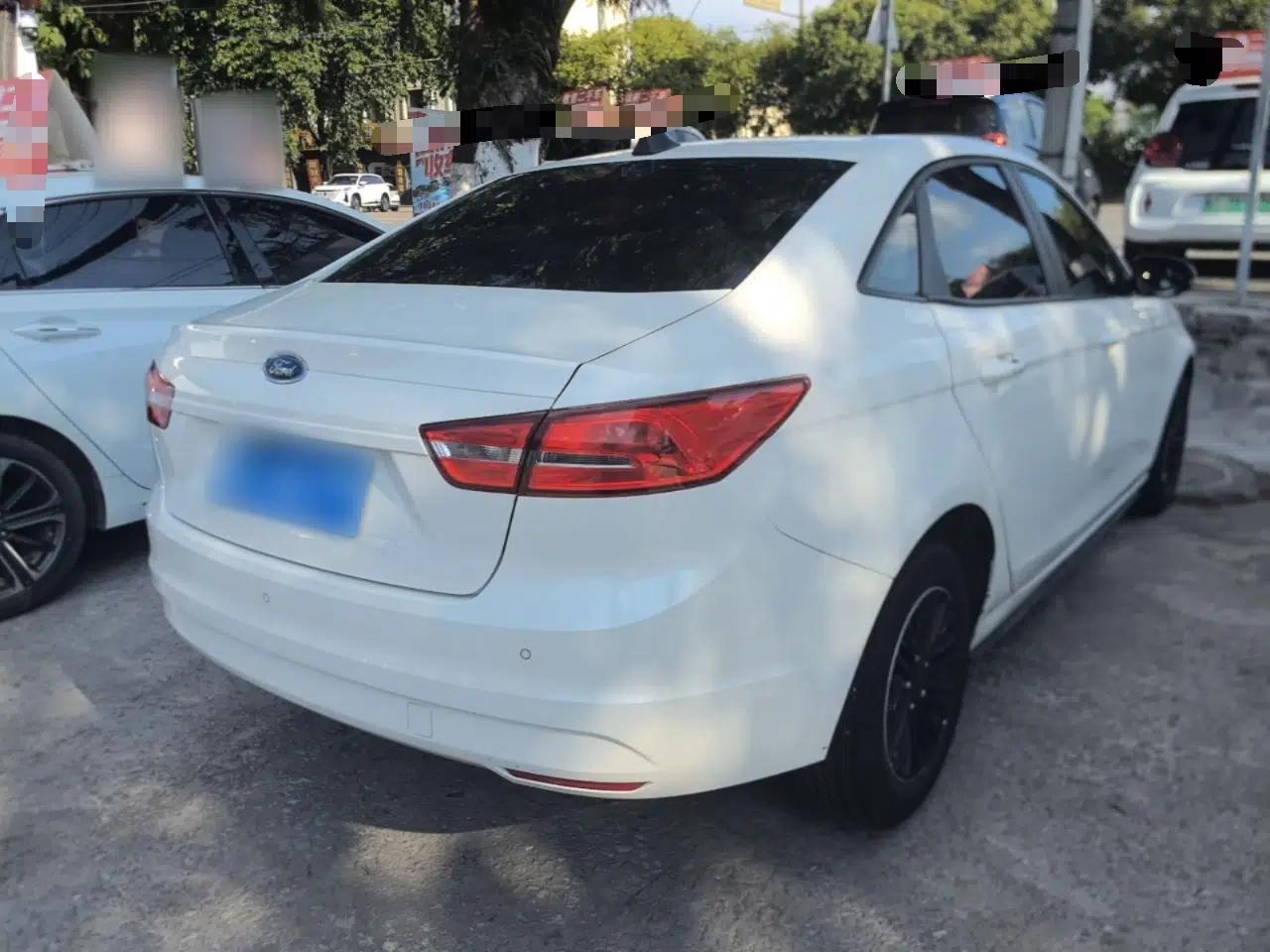 Ford Escort 2015 1.5L Manual Comfort Model — миниатюра 6