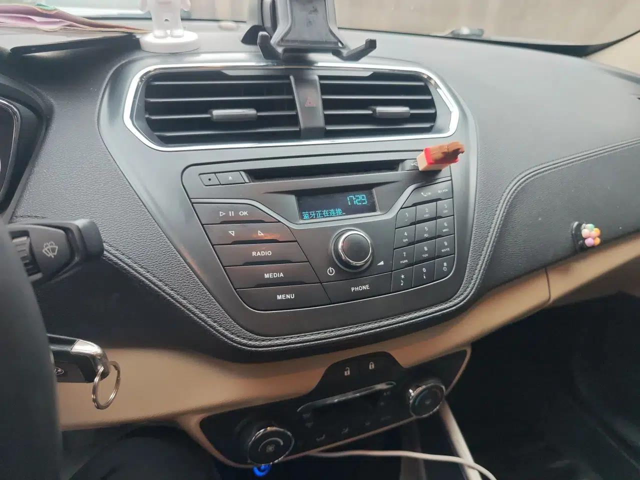 Ford Escort 2015 1.5L Manual Fashion Edition — миниатюра 13