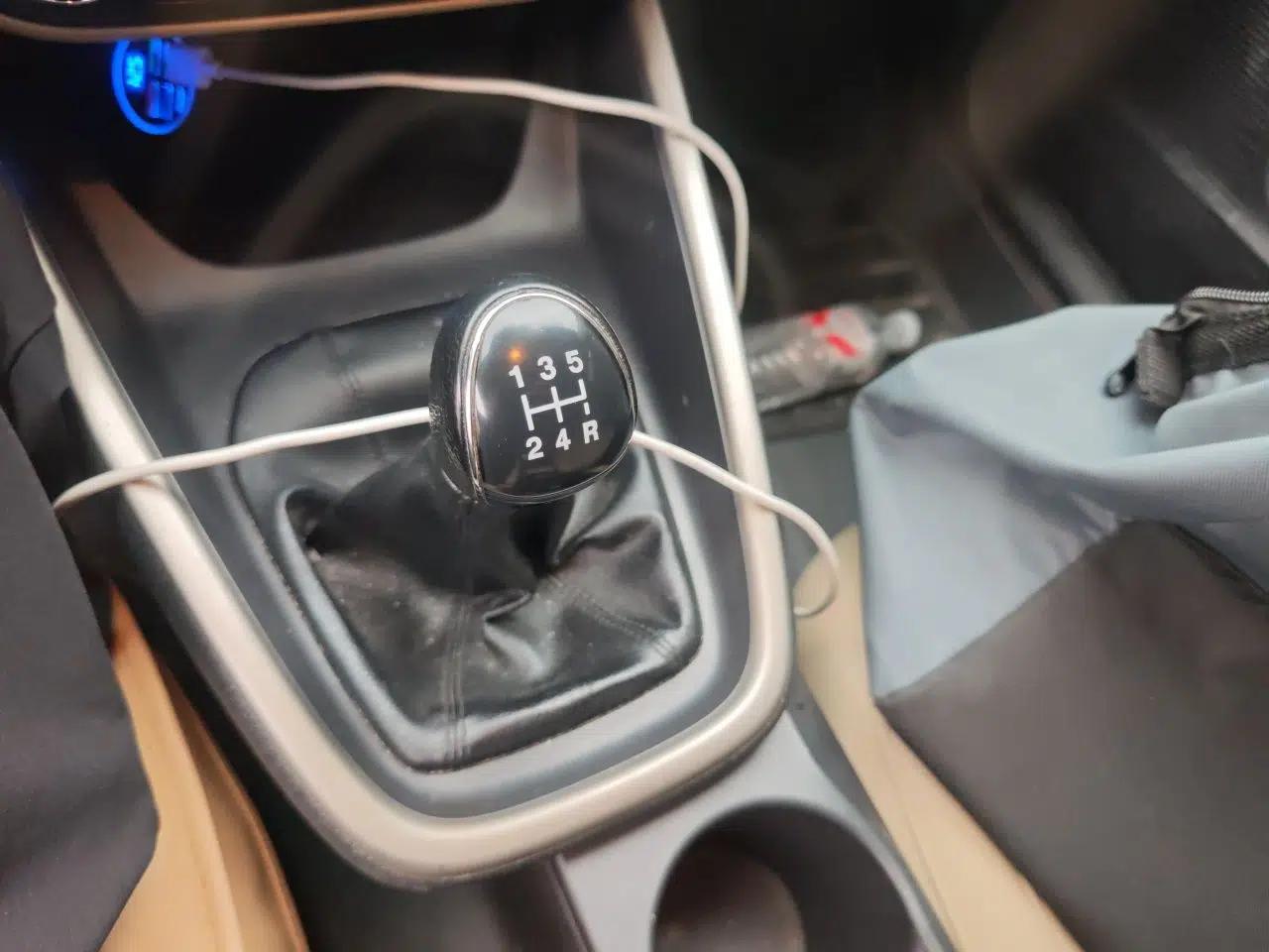 Ford Escort 2015 1.5L Manual Fashion Edition — миниатюра 14